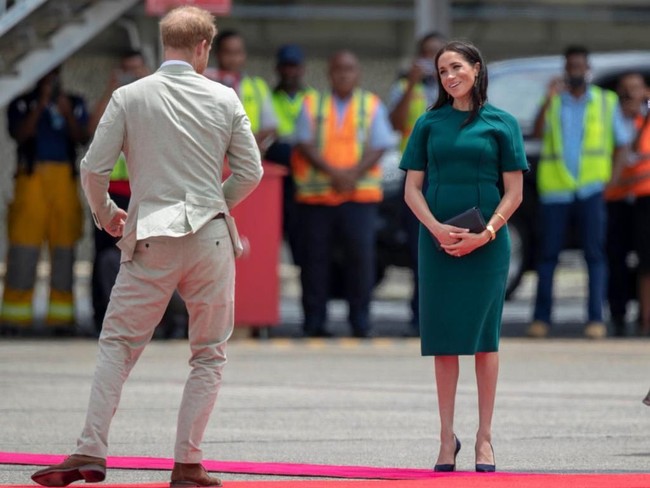 Sementara itu, kaki jenjangnya ditopang sepasang heels hitam dari Manolo Blahnik berbahan suede. Meghan juga tampak menenteng clutch hitam berdesain klasik. (Foto: Getty Images)