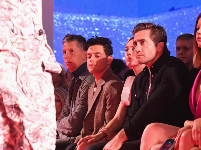 Tak hanya di karpet merah, Rami Malek juga eksis di berbagai perhelatan mode. Ini penampilan Rami Malek di front row peragaan busana Calvin Klein. (Foto: Getty Images)