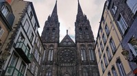  Potret Katedral Notre-Dame. Pada 1926, Michelin memproduksi panduan perjalanan dengan fokus wisata kuliner. Penggunanya melambung tinggi berkat ulasan dari pengunjung rahasia.  (Anita Isalska/BBC Travel)