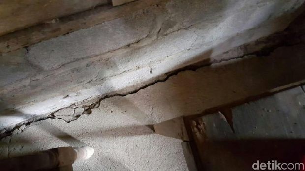 Penampakan retak di rumah warga akibat tanah bergerak. 