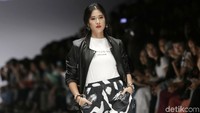 Aura bintang film Aruna dan Lidahnya itu pun tak pudar meskipun di ranah yang berbeda. Pool/Palevi S/detikFoto.