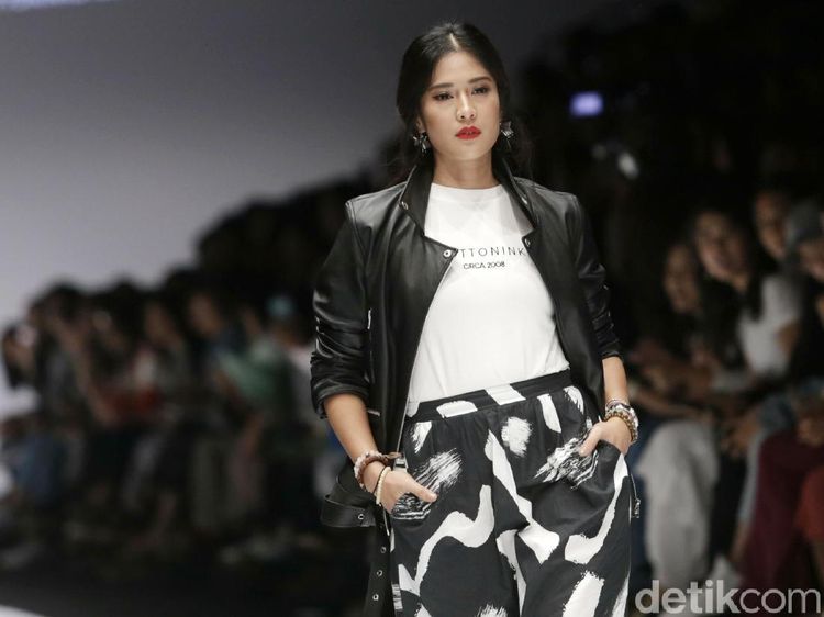 Terpesona Kecantikan Dian Sastrowardoyo di JFW 2019