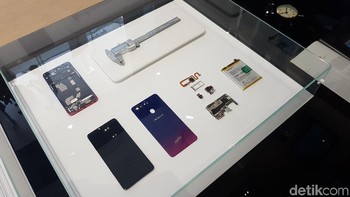 Jeroan Oppo pun ikut nampang, untuk yang penasaran dengan bagian dalam sebuah smartphone. Foto: Kris Fathoni/detikINET