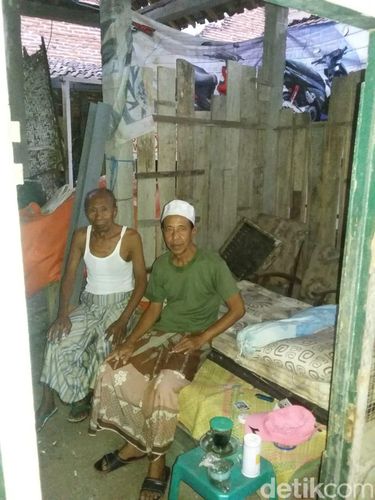 Duh, Bapak-Anak di Situbondo Tinggal dalam Rumah Berdinding Seadanya
