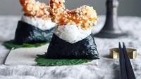 Suka udang? Buat aja onigiri seperti ini. Udangnya tak perlu dicincang dan disatukan bersama nasi. Tapi dijadikan topping. Foto: Instagram thinkofdream_2 