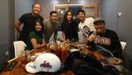 8 Momen Seru Wendi Cagur Saat Nongkrong Plus Ngemil Bareng Temannya