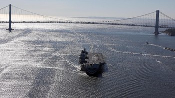 Dalam penjelajahannya, dia akan dijaga oleh dua kapal destroyer Type 45, kapal pencegat Type 23, dua kapal tanker serta helikopter. Foto: Reuters