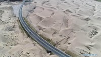 Beberapa wilayah padang gurun di China juga dilalui oleh jalan nasional beraspal. Pool/Xinhuanet.