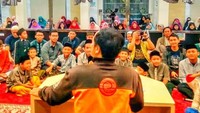 Founder Komunitas Superhero Beramal, Fajar Riyadi mengatakan ada sekitar 100 jemaah yang hadir, mulai dari remaja hingga mahasiswa.  Kajian sendiri mengambil tema Wis Wayahe Henshin atau Sudah Saatnya Berubah. Tema itu selaras dengan kostum superhero yang mereka pakai. Tema kajiannya tentang hijrah, perubahan jadi yang lebih baik. Seperti superhero kan berubah dari orang biasa jadi super, kalau kita bagaimana dari orang biasa jadi orang yang lebih baik lagi, ucapnya. 