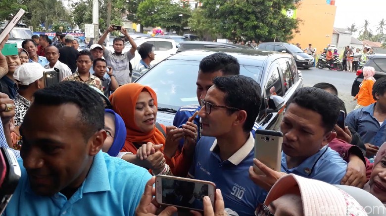 Di Tegal, Sandiaga Dengarkan Curhat Guru Honorer dan Petani Di Tegal, Sandiaga Dengarkan Curhat Guru Honorer dan Petani