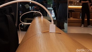Mau nge-charge di bangku itu? Tinggal colok saja. Dengan teknologi VOOC, ponsel Oppo bakal cepat terisi. Foto: Kris Fathoni/detikINET
