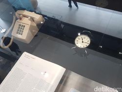 Ponsel OPPO Berbaur dengan Walkman, Nintendo Jadul, dan PS1