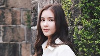 Aom Sushar Manaying mmerupakan artis sekaligus penyanyi Thailand. Artis berwajah imut ini suka jalan-jalan lho. (aom_sushar/Instagram)