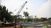 Pembangunan turap ini untuk mengantisipasi banjir di kawasan tersebut.