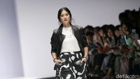 Semua mata tertuju ke arah Dian Sastrowardoyo saat ia muncul di runaway JFW 2019 di Senayan, Jakarta Pusat pada Rabu (24/10). Pool/Palevi S/detikFoto.