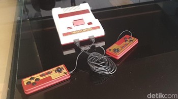 Ada pula Family Computer (Famicom), konsol game Nintendo yang varian lainnya di dunia internasional dikenal dengan nama Nintendo Entertainment System (NES). Foto: Kris Fathoni/detikINET