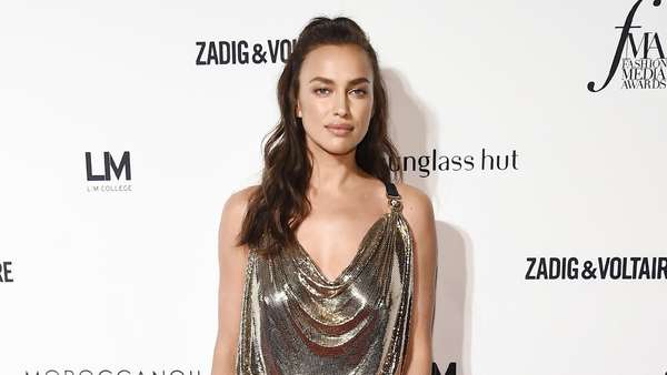 Saat Irina Shayk Pamer Kaki Jenjangnya Saat Irina Shayk Pamer Kaki Jenjangnya