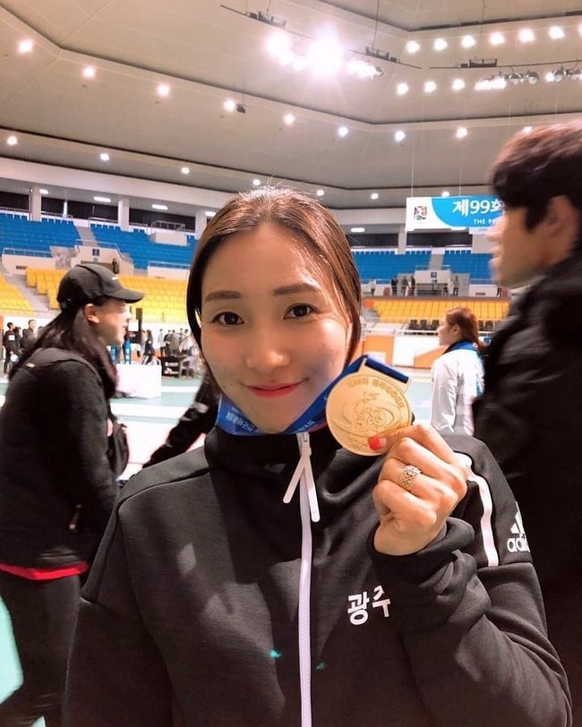 Banyak prestasi yang telah ditorehkan Kang Youngmi untuk olahraga anggar. Ia merupakan pemain anggar terbaik ke-6 di dunia. Foto: Instagram