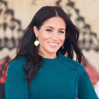 Meghan Markle dan Pangeran Harry akhirnya mengucapkan selamat tinggal kepada Fiji, Kamis (25/10/2018). Di hari terakhir kunjungannya, Meghan yang tengah hamil tiga bulan itu memesona dalam balutan gaun hijau zamrud polos rancangan Jason Wu. (Foto: Getty Images)
