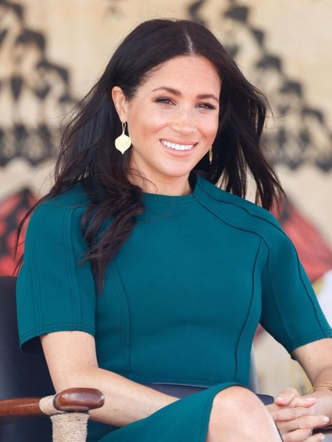 Meghan Markle dan Pangeran Harry akhirnya mengucapkan selamat tinggal kepada Fiji, Kamis (25/10/2018). Di hari terakhir kunjungannya, Meghan yang tengah hamil tiga bulan itu memesona dalam balutan gaun hijau zamrud polos rancangan Jason Wu. (Foto: Getty Images)