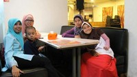 Lima tahun lalu, ia dan beberapa anggota keluarganya makan di sebuah restoran. Sebelum pesanan datang, mereka berfoto bersama. Foto: Facebook Sitii Haniatunnisa