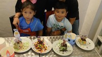 Kompak bareng keluarga kecilnya, Wendi hendak menikmati cake manis bersama dua anaknya. Hidup dibawa senang aja. Jangan dibawa stress. Masalah mah pasti ada aja. Tinggal kita berani apa nggak untuk bilang masalah itu bukan sebuah masalah, kata Wendi. Foto: Instagram wendicagur