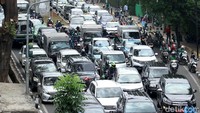 Sejumlah pengemudi ojek online (ojol) dan taksi tampak mangkal di pinggir Jalan Palmerah Timur, Jakarta, Kamis (25/10/2018).