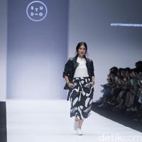 Perhelatan mode tersebut memang sudah tak asing bagi Dian. Hampir setiap tahun ia menghadiri acara tersebut. Bedanya, kali ini Dian melenggang memamerkan koleksi hasil kolaborasinya dengan label fashion Cottonink Studio. (Foto: Moh. Abduh/Wolipop)