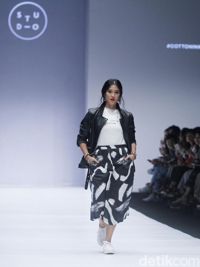 Perhelatan mode tersebut memang sudah tak asing bagi Dian. Hampir setiap tahun ia menghadiri acara tersebut. Bedanya, kali ini Dian melenggang memamerkan koleksi hasil kolaborasinya dengan label fashion Cottonink Studio. (Foto: Moh. Abduh/Wolipop)