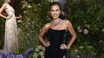 Saat Irina Shayk Pamer Kaki Jenjangnya