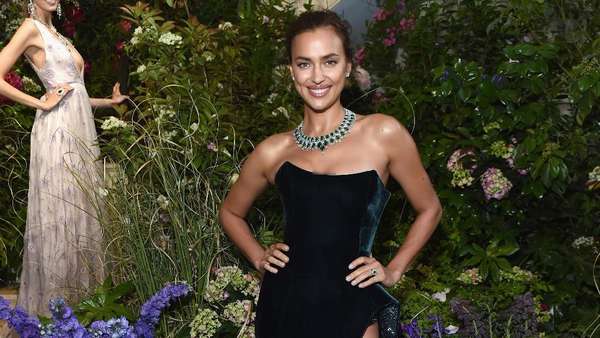 Saat Irina Shayk Pamer Kaki Jenjangnya Saat Irina Shayk Pamer Kaki Jenjangnya