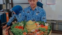 Waduh mau dibawa kemana itu nasi tumpengnya ya? Mengenakan seragam Korpri Junna membawa setampah nasi tumpeng berukuran besar. Netizen : Kak Junna gantengnya kakak. Foto: Instagram Junna Aditya