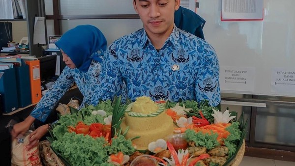 Pose PNS Ganteng Junna Aditya yang Suka Pete dan Nongkrong di Kafe