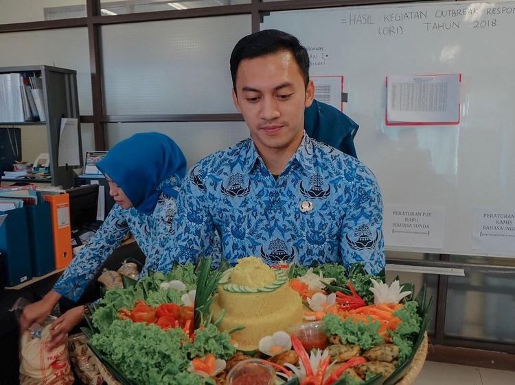 Pose PNS Ganteng Junna Aditya yang Suka Pete dan Nongkrong di Kafe