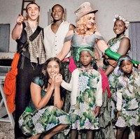 Madonna memiliki anak yang banyak. Anak-anaknya dididik untuk makan makanan makrobiotik, vegetarian, dan organik. Foto: Istimewa