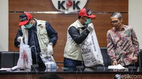 KPK sebelumnya mengamankan 6 orang dalam OTT itu. Namun, hanya Bupati Cirebon Sunjaya Purwadi Sastra dan Sekretaris Dinas Pekerjaan Umum dan Penataan Ruang Kabupaten Cirebon Gatot Rachmanto yang ditetapkan tersangka.