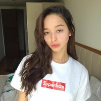 Dana saat berbusana kasual dalam balutan kaus dan rambut yang tergerai bebas. Tetap cantik yah? (Foto: Instagram/@dsloz)