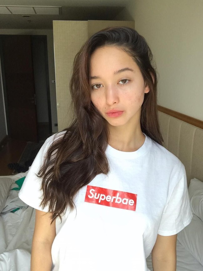 Dana saat berbusana kasual dalam balutan kaus dan rambut yang tergerai bebas. Tetap cantik yah? (Foto: Instagram/@dsloz)