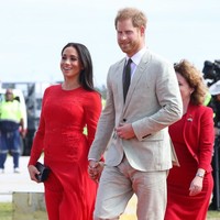 Clutch klasik dari Dior serta sepatu Manolo Blahnik menjadi andalan perempuan yang tengah hamil tiga bulan itu. (Foto: Getty Images)