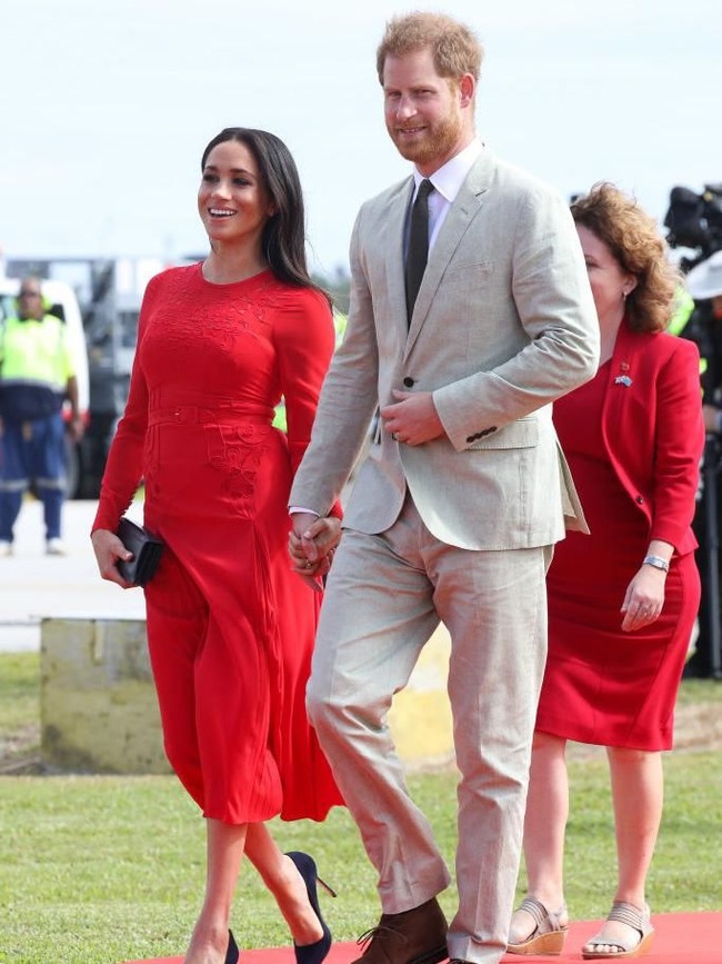 Clutch klasik dari Dior serta sepatu Manolo Blahnik menjadi andalan perempuan yang tengah hamil tiga bulan itu. (Foto: Getty Images)