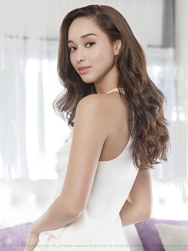 Berdarah blasteran Amerika-Thailand, Dana menawarkan fitur wajah yang unik. Ia pun menjadi perempuan ketiga dari Negeri Gajah Putih yang memenangkan kontes tersebut, setelah Jessica Amornkuldilok (Cycle 1) dan Tawan Kedkong (Cycle 3). (Foto: Instagram/@dsloz)