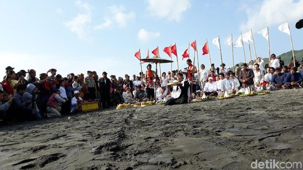 Larungan di Pantai Parangkusumo, Bantul.