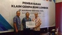 Direktur Aswata, Gana Aditya bersama Presiden Direktur Aswata, Christian W. Wanandi berfoto bersama perwakilan nasabah. Foto: dok. Aswata
