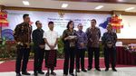 Gaya Sri Mulyani Bagi-bagi Ratusan Laptop Bekas IMF-WB Meeting