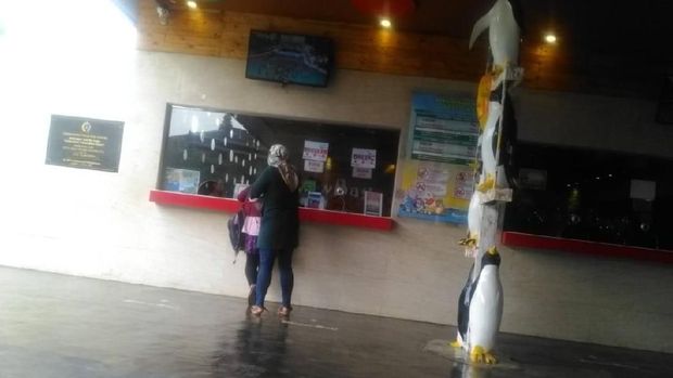 Pengunjung sedang membeli tiket di Snowbay pasca penyegelan.