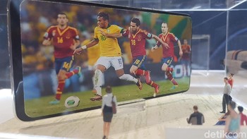 Lho kok ada Neymar? Pesepakbola Brasil itu memang menjadi salah satu bintang dunia yang mempromosikan Oppo. Foto: Kris Fathoni/detikINET