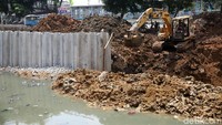 Ekskavator dikerahkan dalam pembangunan turap.