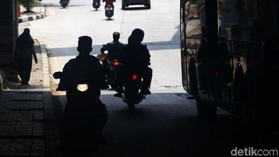 Jangan Ditiru! Pemotor Lawan Arah di Underpass Manggarai