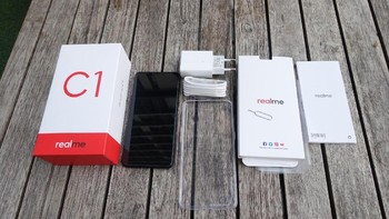 Isian kotak penjualan Realme C1, berisikan satu ponsel, charger USB, case pelindung warna transparan, serta pin SIM card, sayangnya minus earphone. Foto: detikINET/Josina