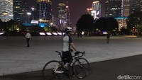 Bersepeda menjadi salah satu olahraga pembakar kalori termudah. Tersedia sepeda di manapun di sudut kota Guangzhou untuk digunakan para warga. (Foto: Frieda/detikHealth) 